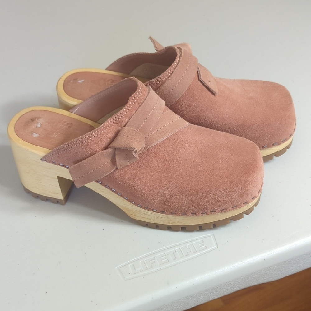 MIA Suede clogs in Soft Pink and Tan